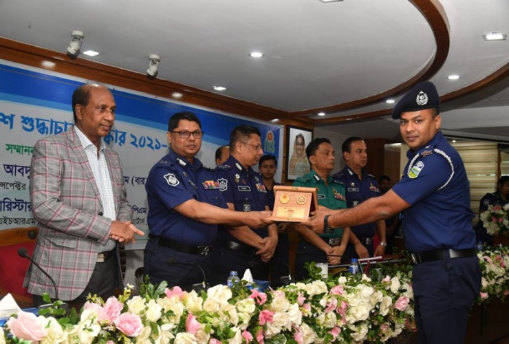 ময়মনসিংহের অতিরিক্ত এসপি রায়হানুল ইসলামের শুদ্ধাচার পুরস্কার লাভ